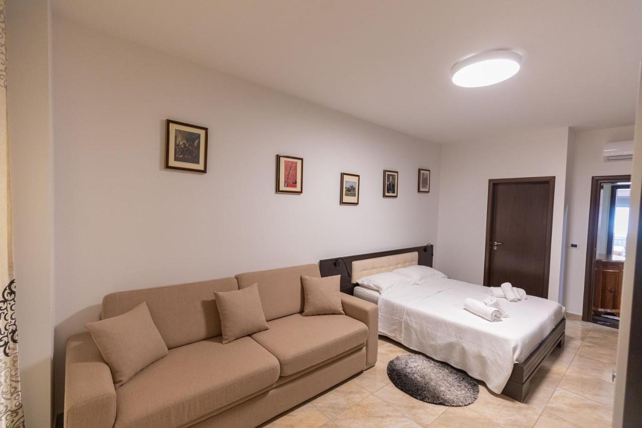 Hotel Pirro Vlorë 外观 照片