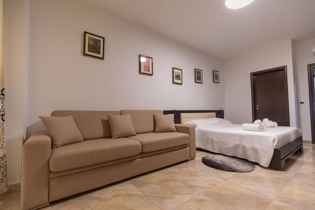 Hotel Pirro Vlorë 外观 照片